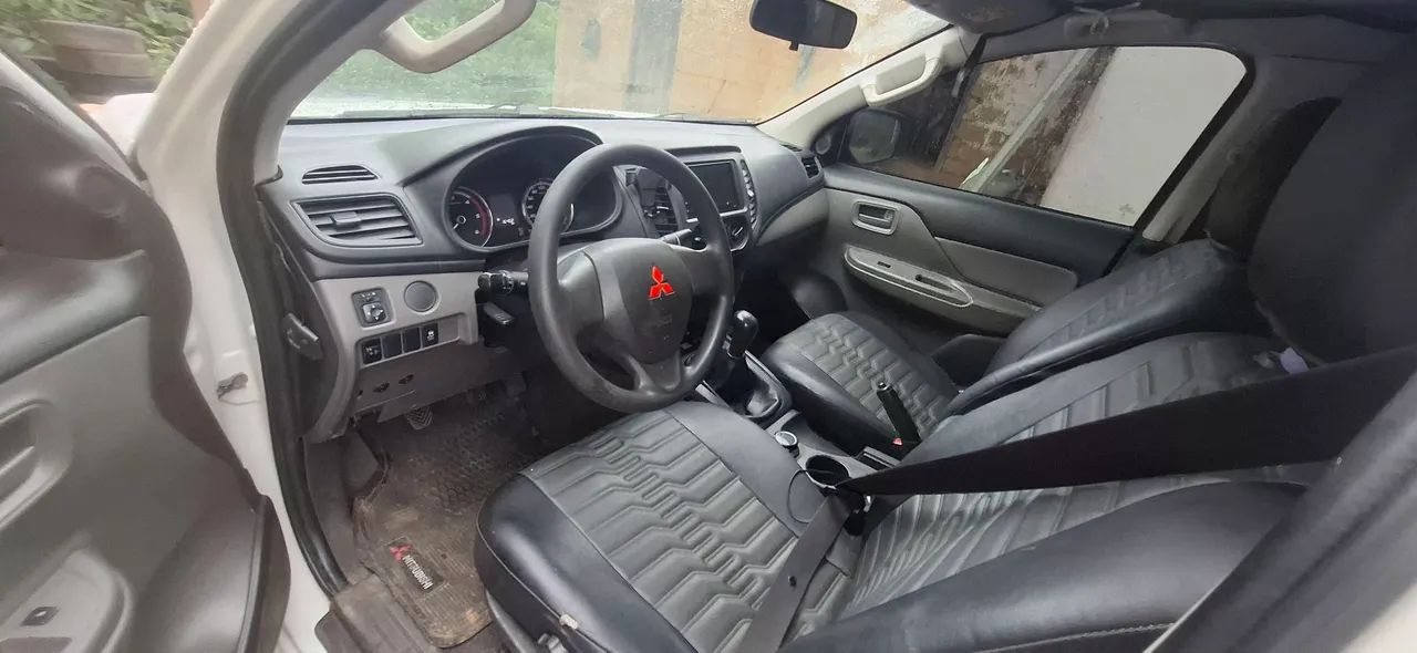 L200 triton ano 2023 com 68 mil km só transferir  - Foto 5