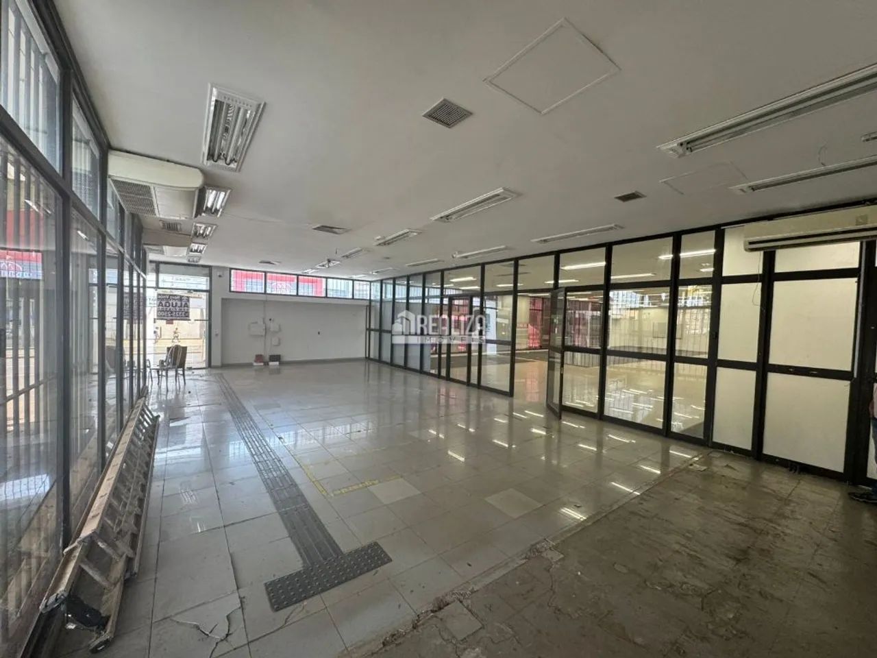 Excelente Ponto Comercial no Centro de Uberaba | 18 Garagens