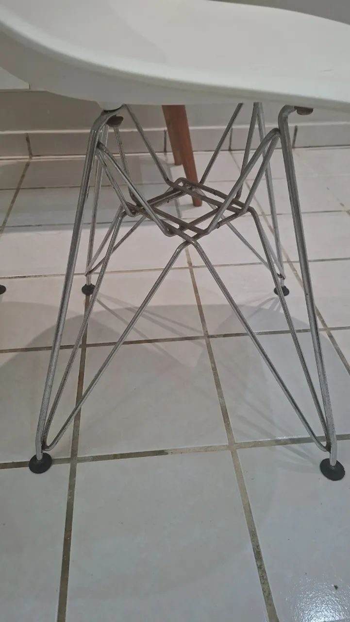 2 Cadeiras Charles Eames Eiffel  usadas- Branco - Base aço cromado - Foto 2