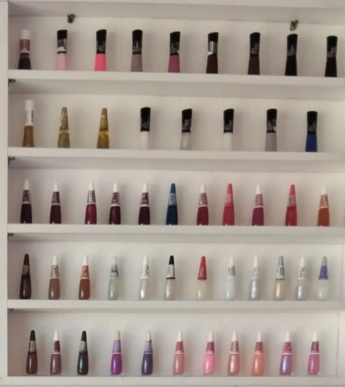 Estante com esmaltes variados 