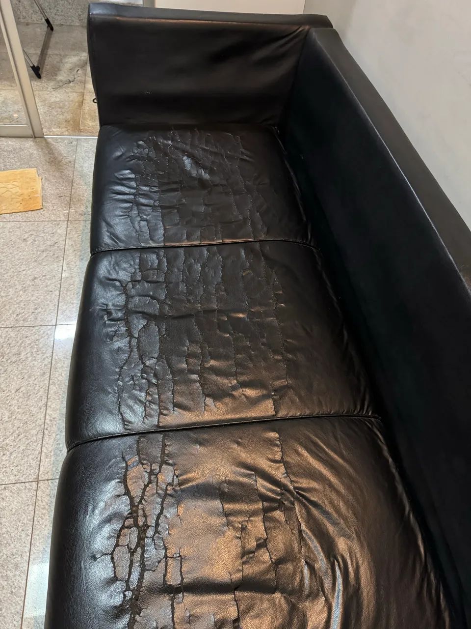 Vendo sofá de couro 3 lugares  - Foto 4