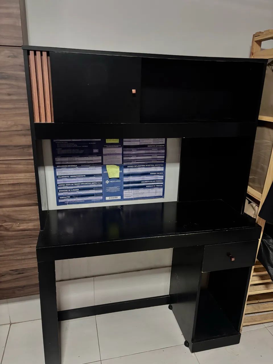 Escrivaninha com estante (MDF preto, com gaveta)