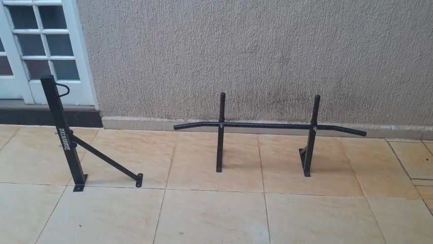 2 Suportes ( Barra fixa de Parede e Saco de Pancada de Parede )
