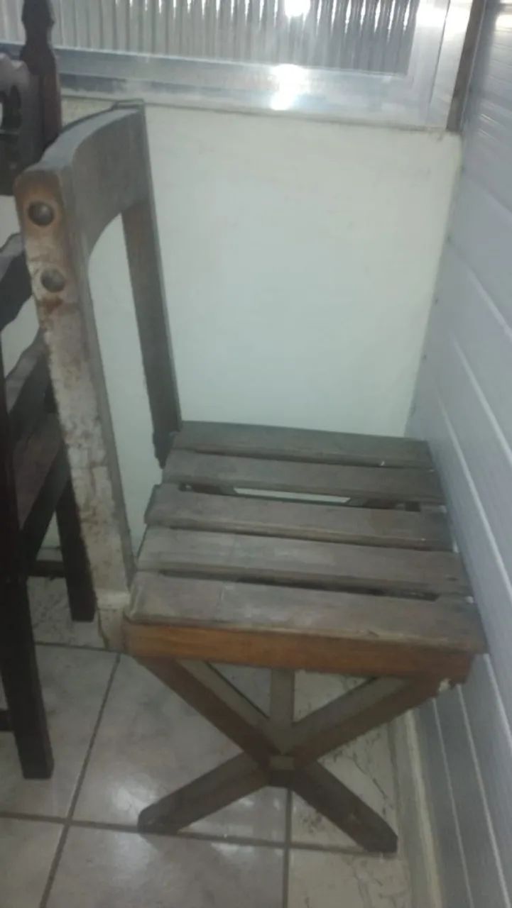 Cadeira antiga com avaria   - Foto 2