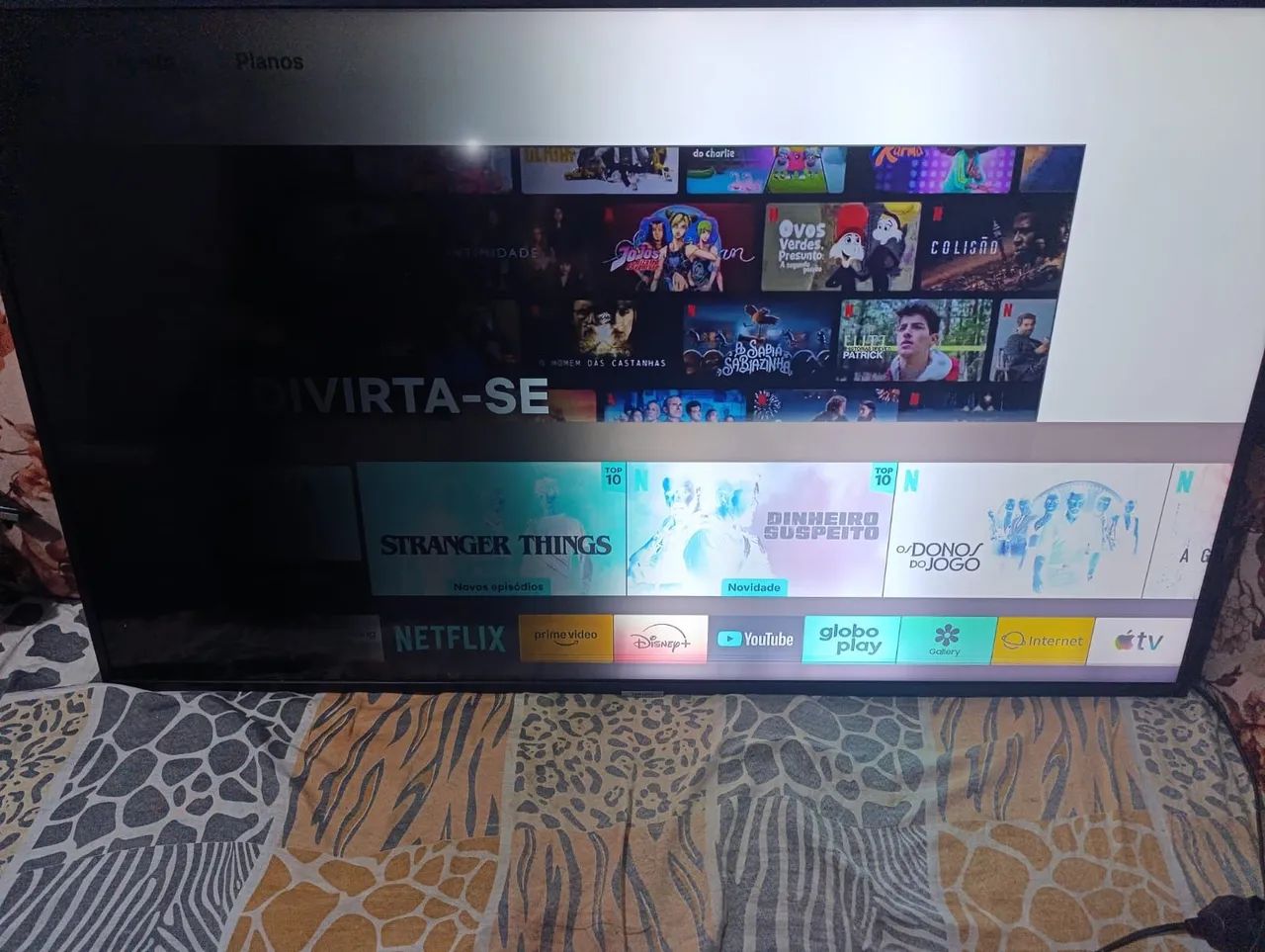 Tv smartv 50 com defeito está um parte escura e uma linha na parte de baixo