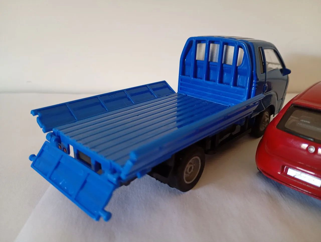 Lote - Miniatura Kia Bongo e Fiat Punto  - Foto 4