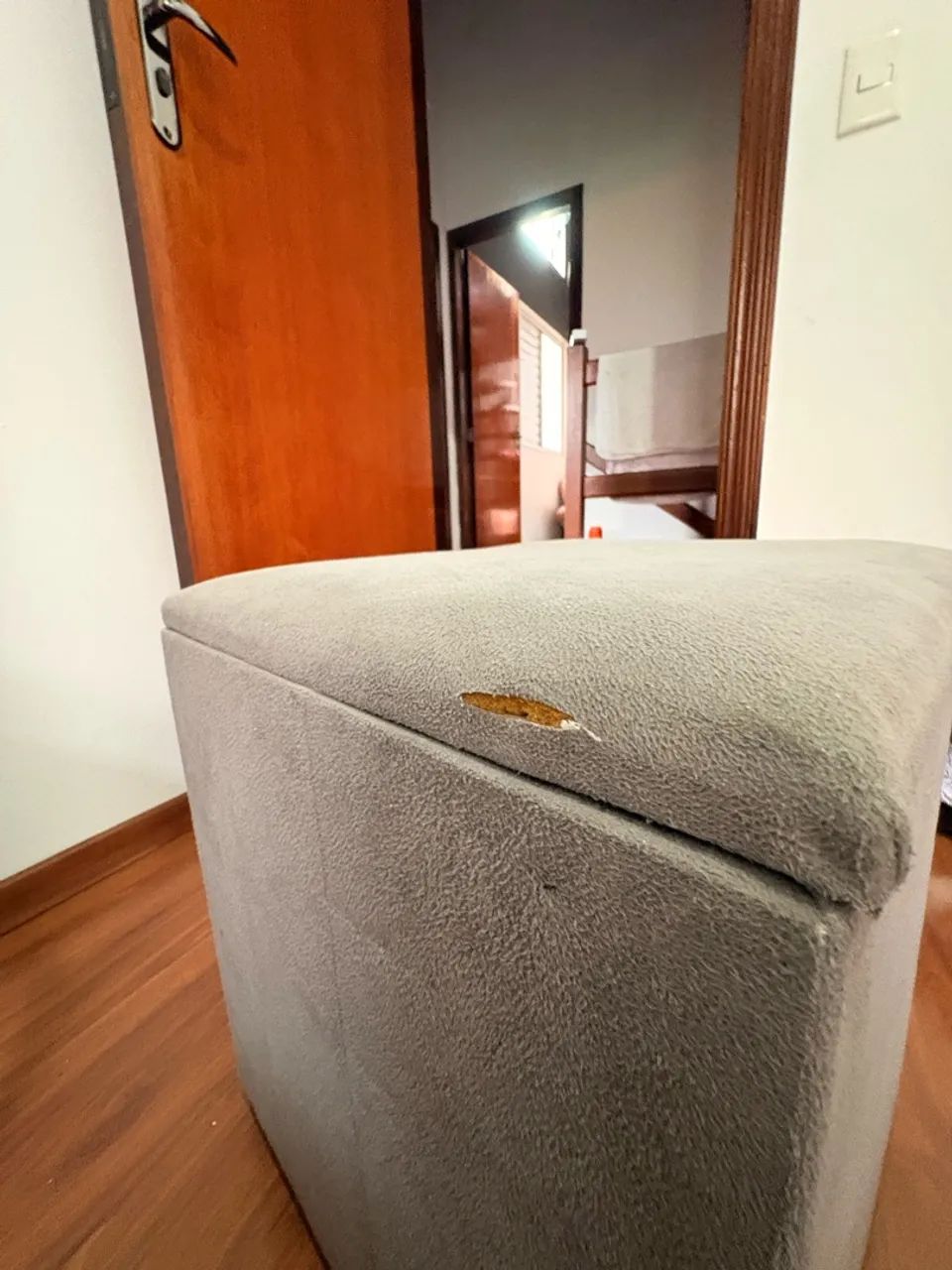Puff Baú Cinza com Espaço Interno para Armazenamento - Foto 4
