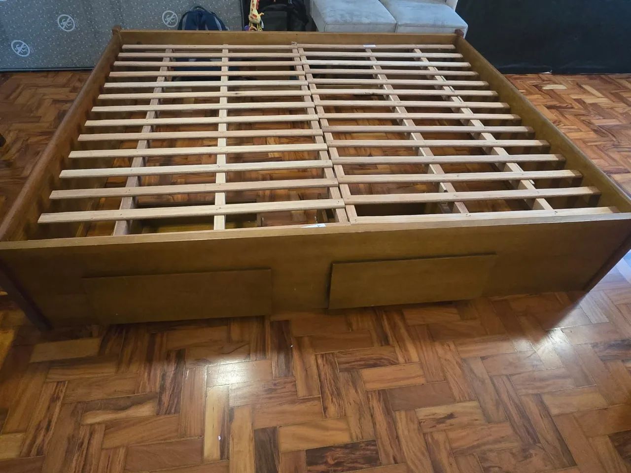 Cama queen de madeira maciça 