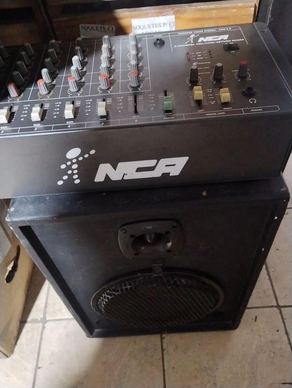 Mesa som amplificada e 2 caixas 