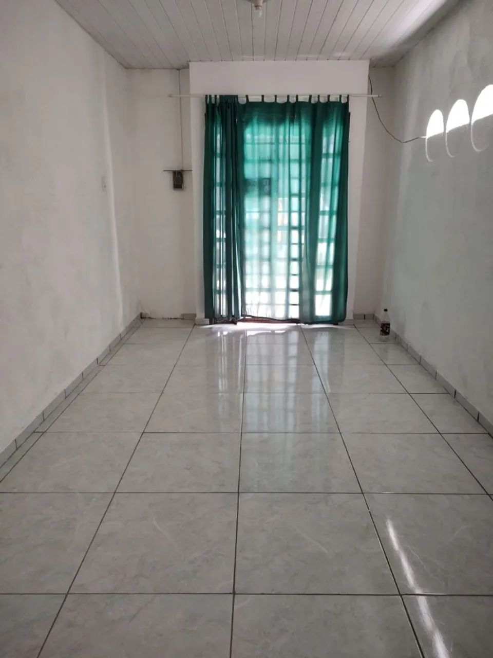 Alugo uma sala para comércio q serve também com kitnet  - Foto 3