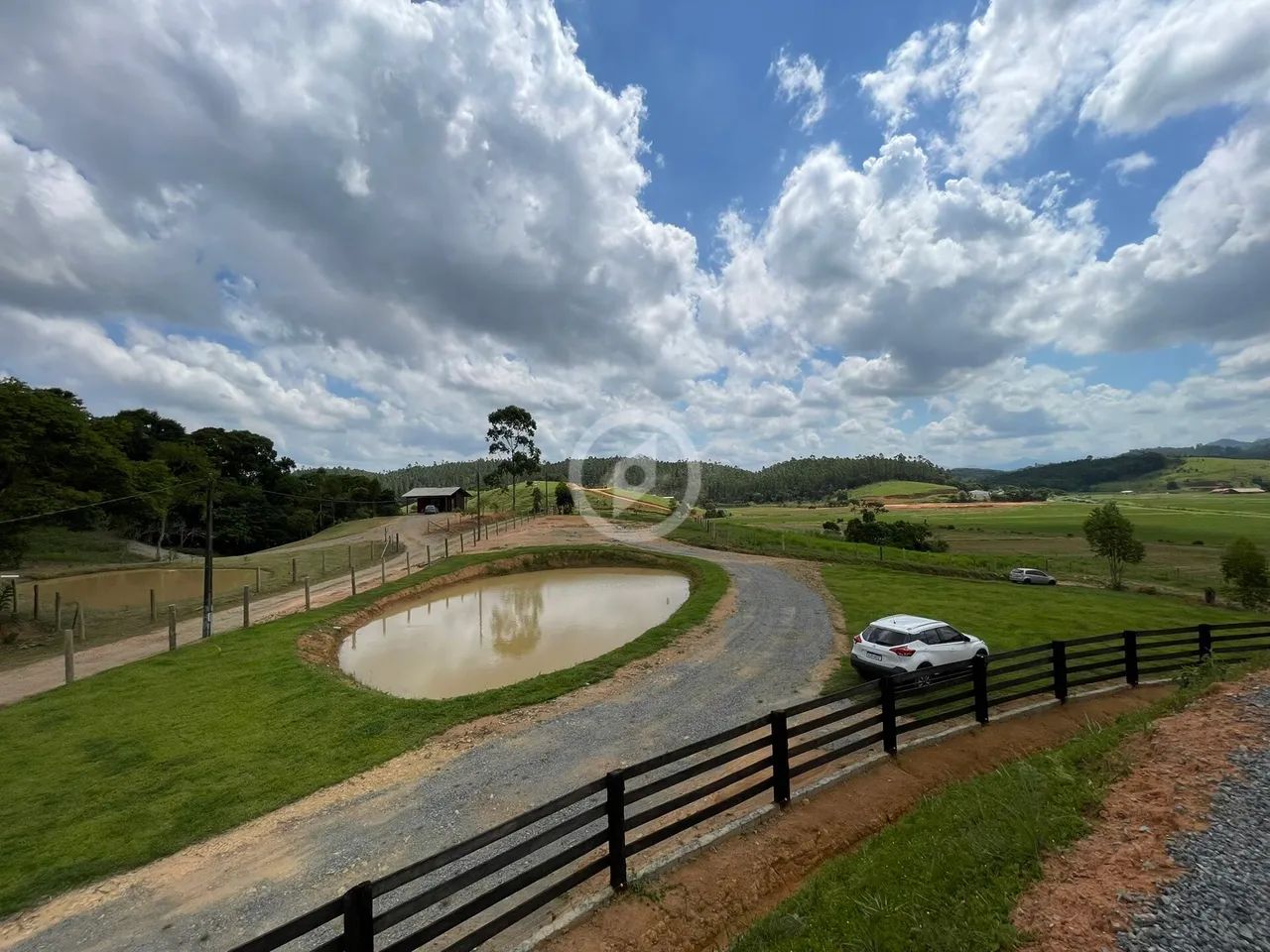 Linda chácara com lagoa com casa Mobiliada!