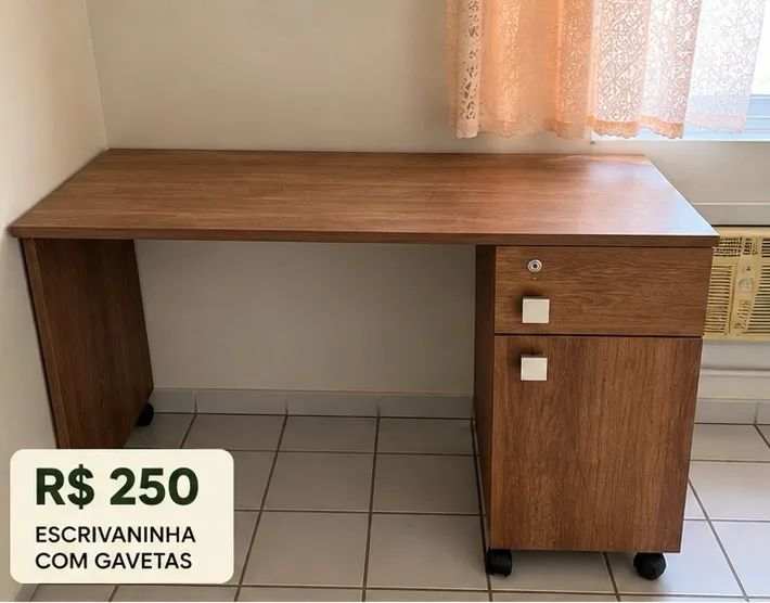 Escrivaninha funcional e espaçosa, em bom estado de conservação. 