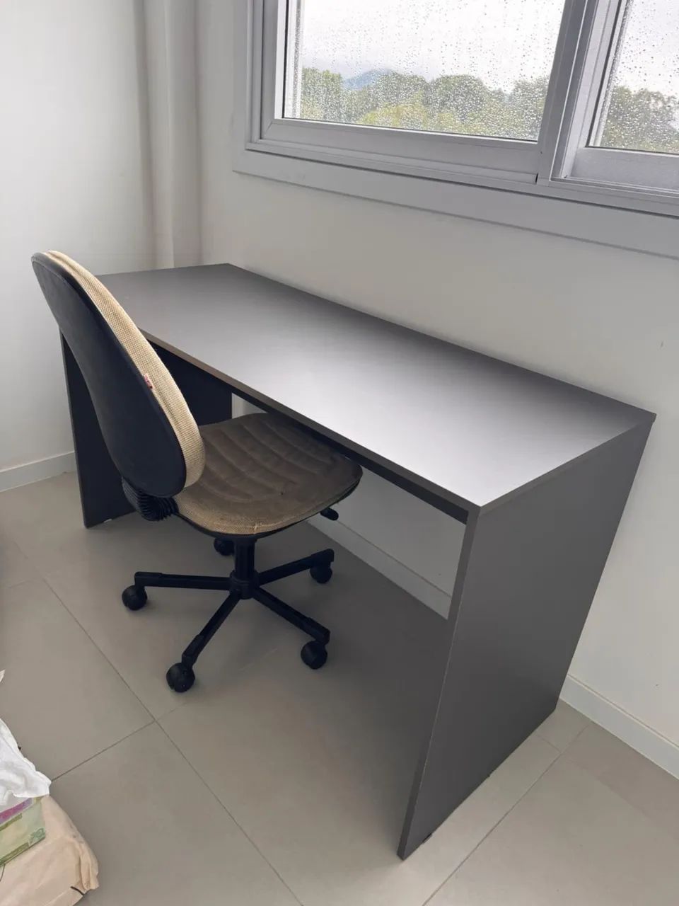 Mesa de escritório com cadeira 