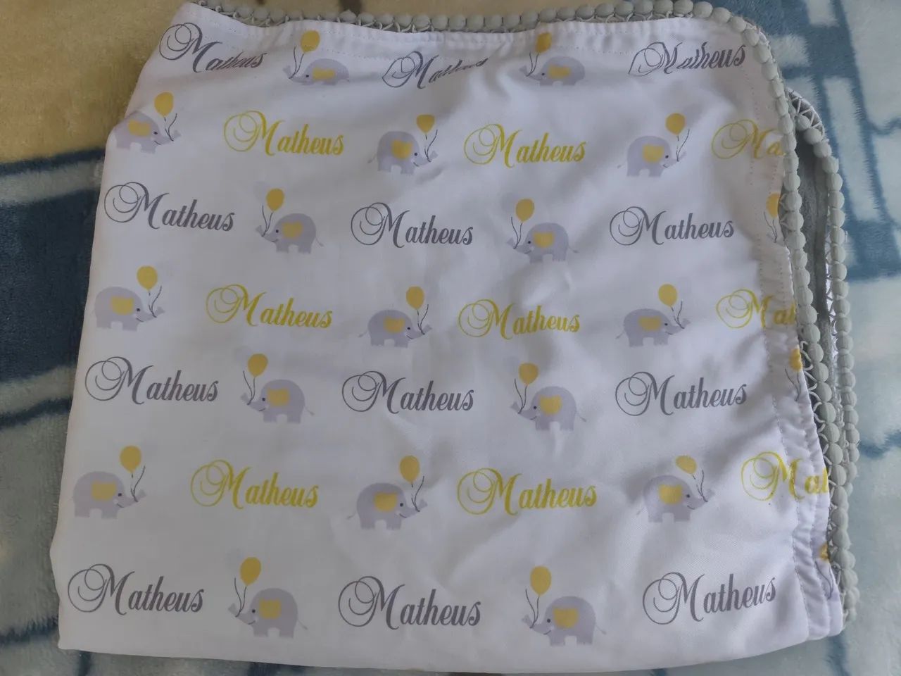 Manta bebê com nome Matheus tamanho 65x65 cm.