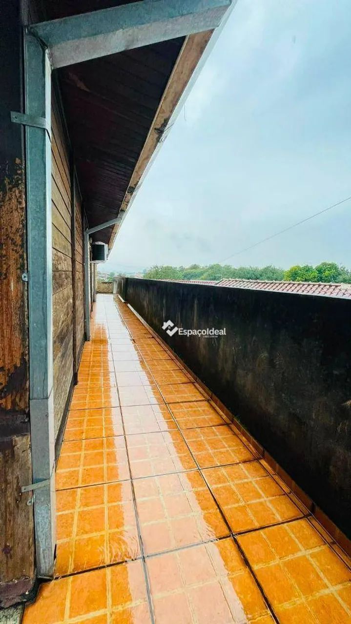 Casa de Madeira Nobre no Centro | 4 Dormitórios e 2 Suítes - Foto 3