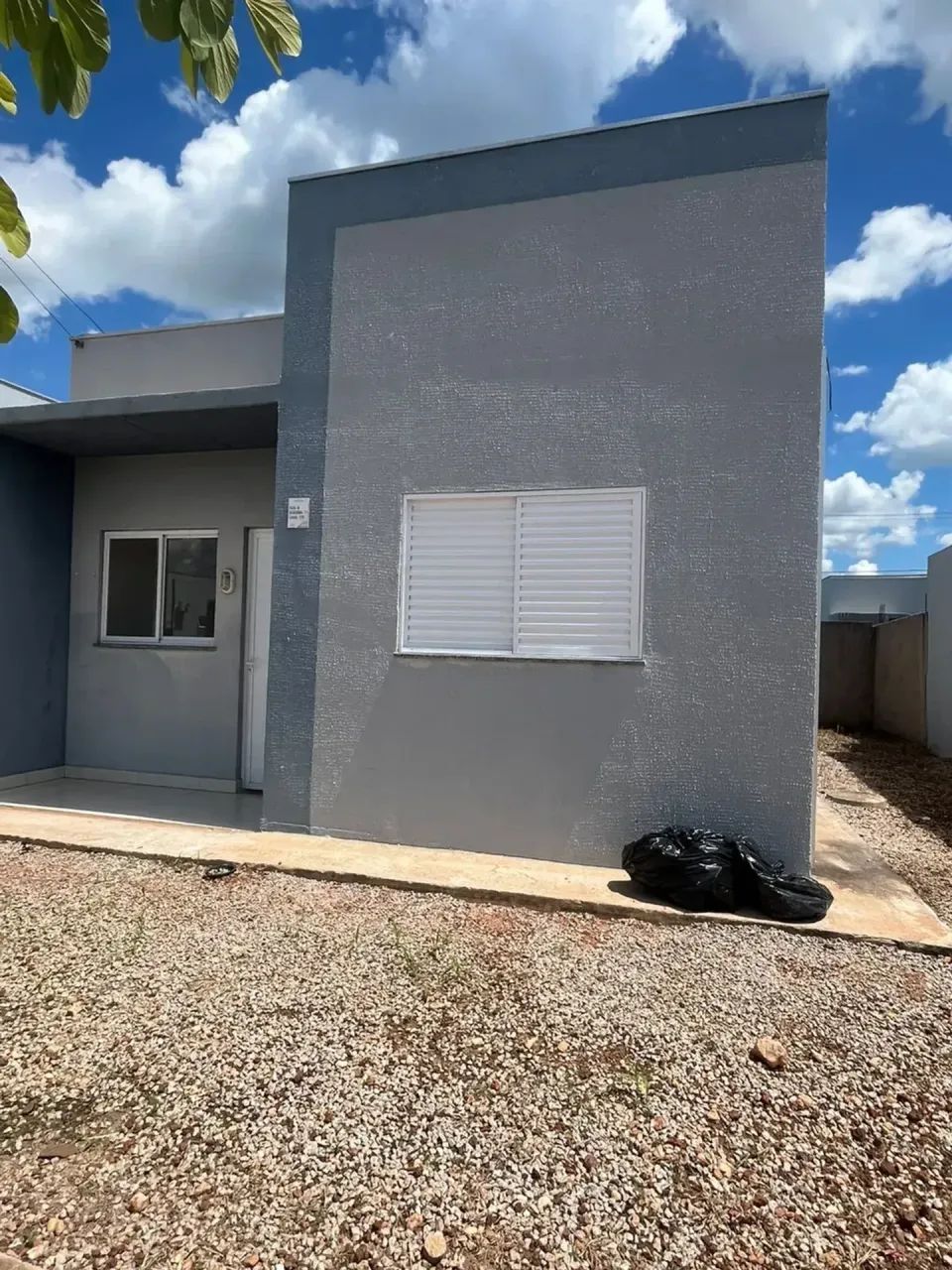 vendo casa de 2/4 condomínio Garca Branca