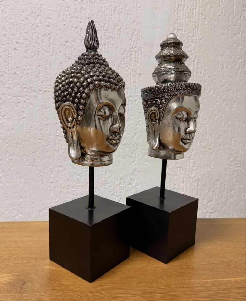 Duas Esculturas em Metal Prateado Buda Thai sobre base em madeira   - Foto 2