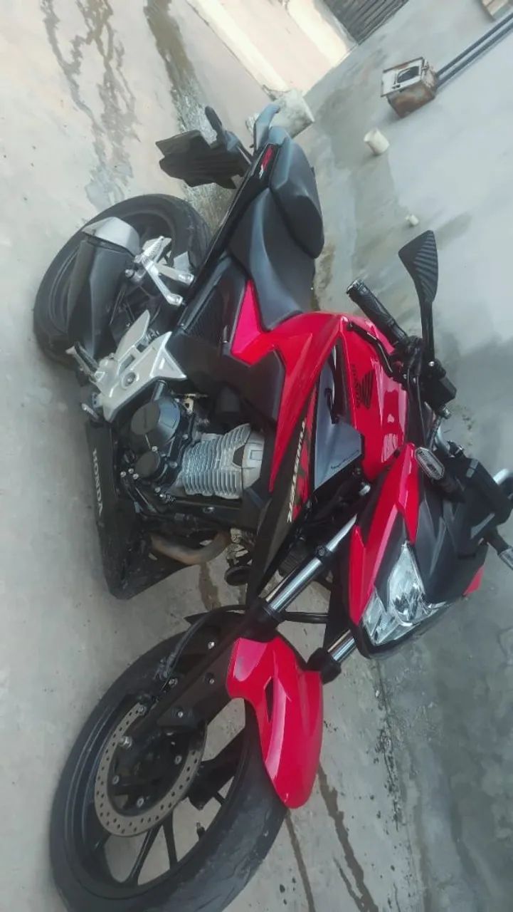 CB 300 nova e quitada