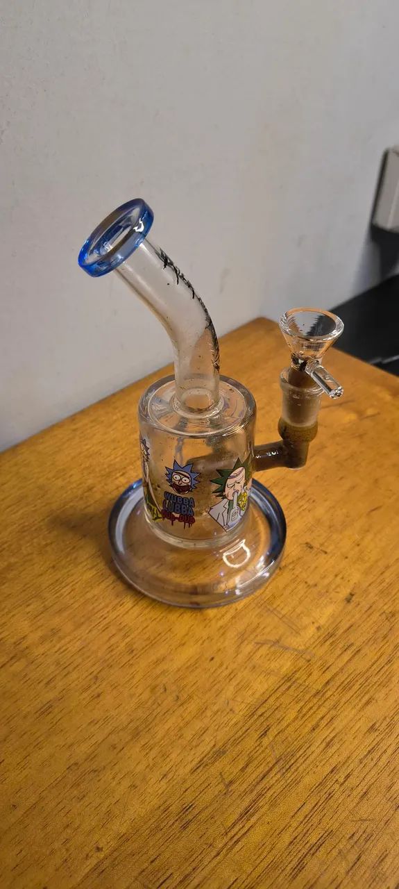 Peça artesanal em vidro ? modelo Rick & Morty - Foto 3
