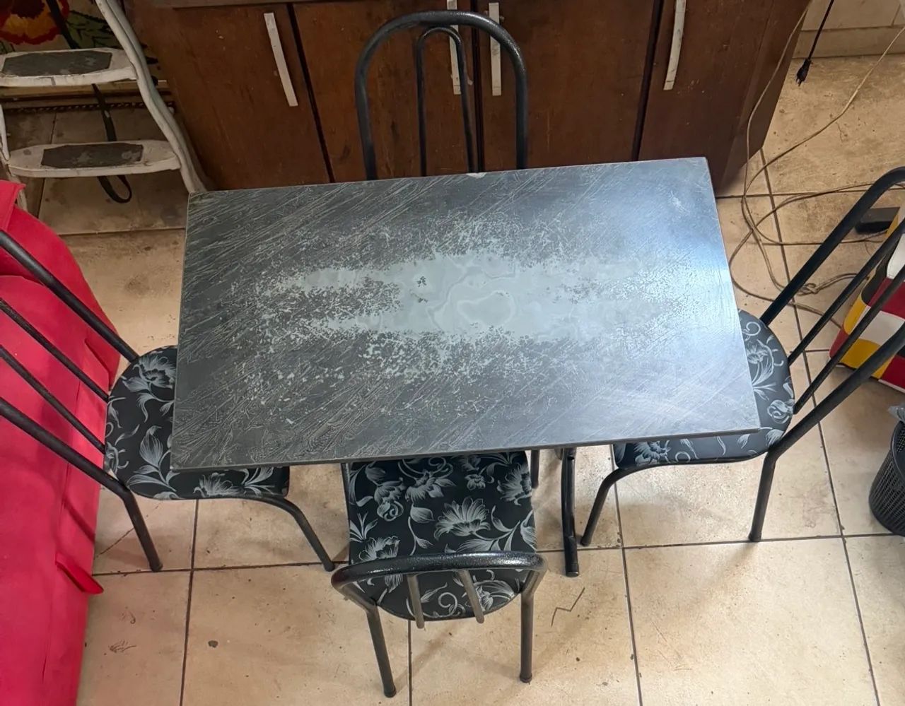 Jogo de mesa com 4 cadeiras tampo de pedra usada barata  - Foto 5