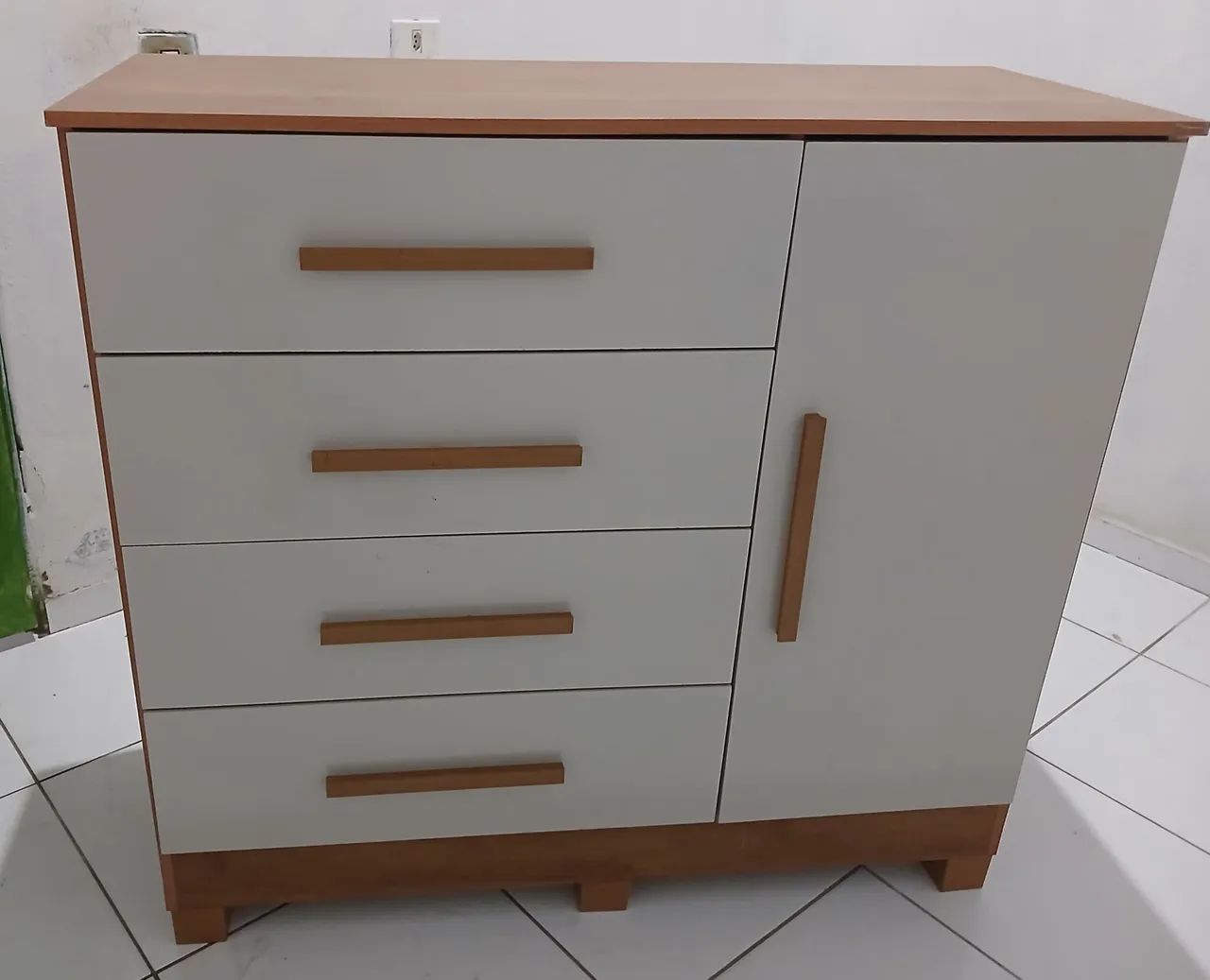 Cômoda com 4 gavetas e Armário Lateral 