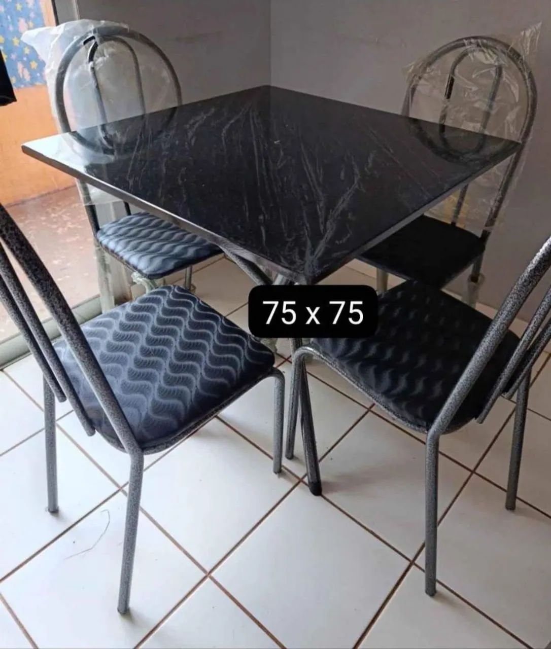 Mesa com 4 cadeiras 