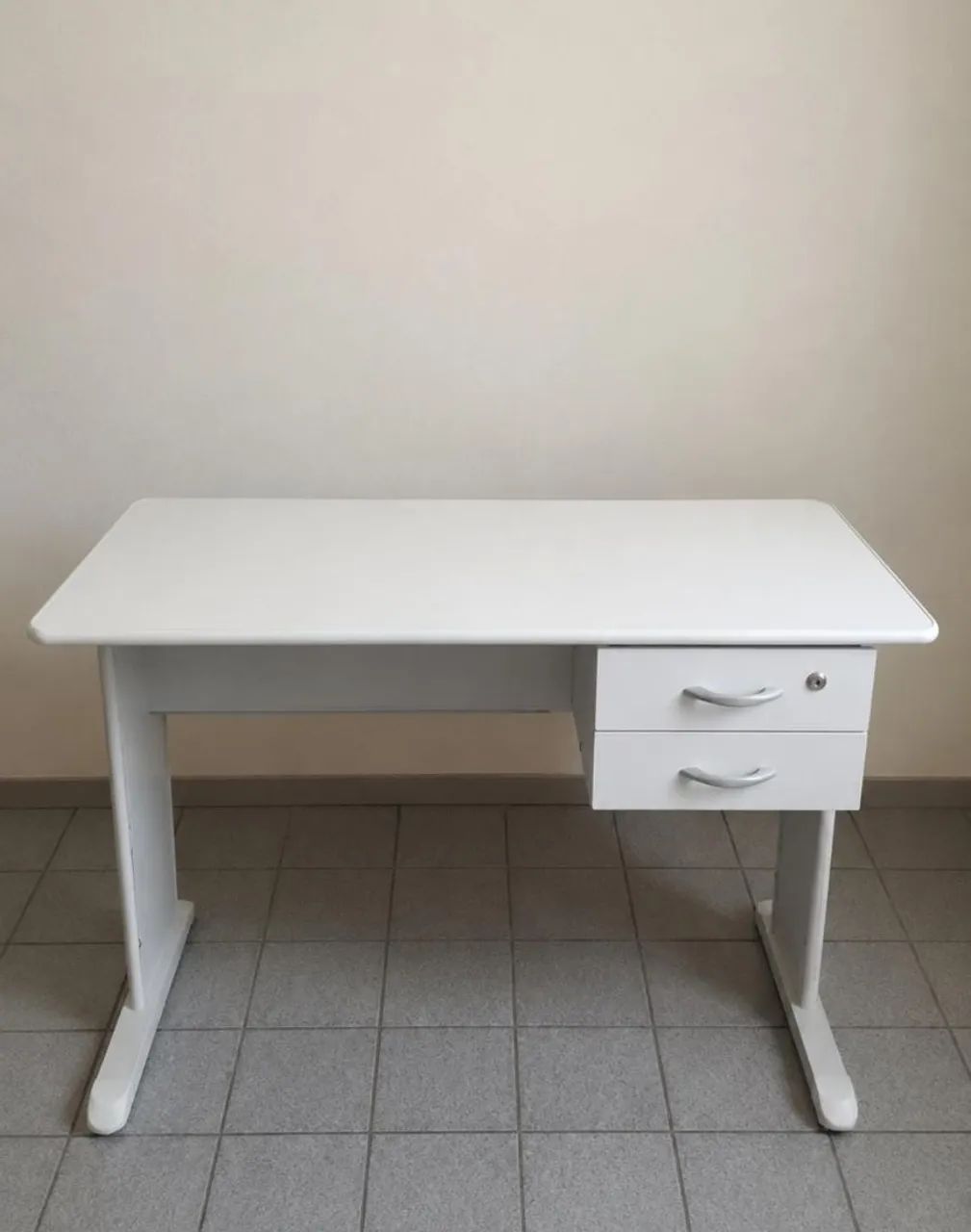 Mesa e armário 