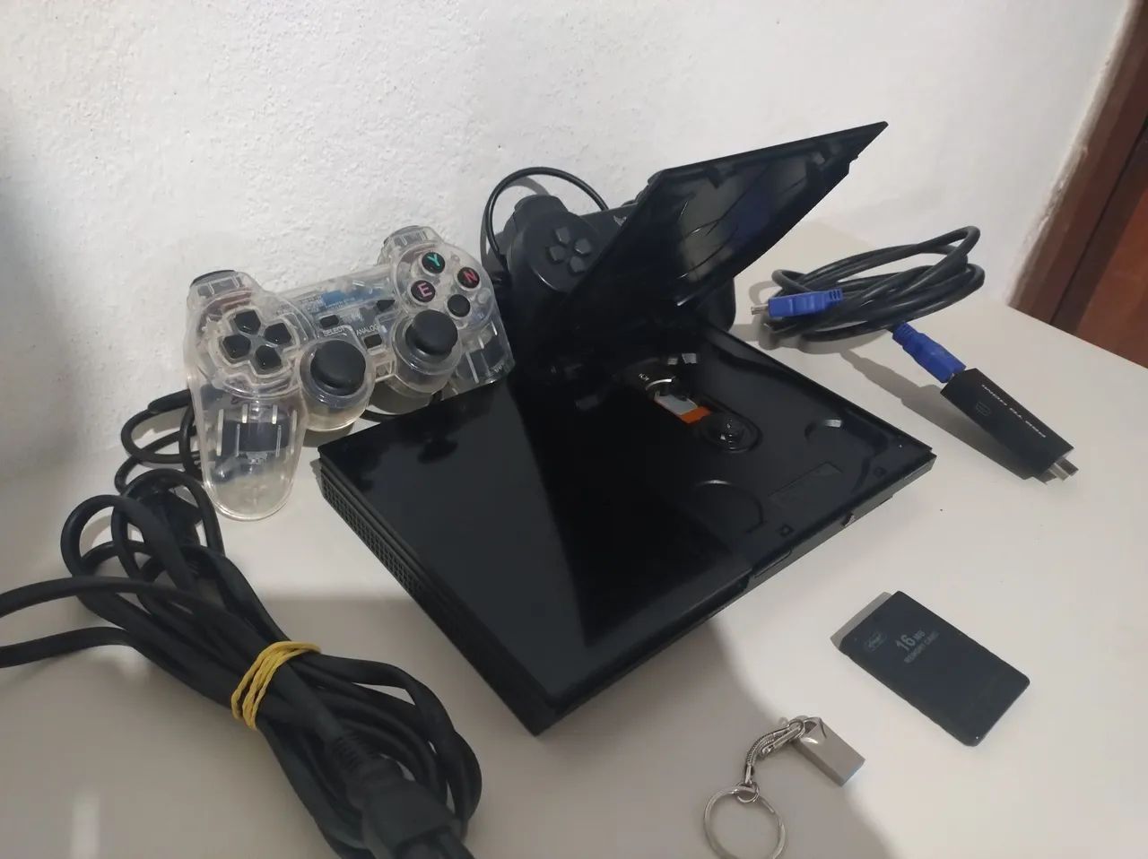Playstation 2 com memorycard e pendrive.