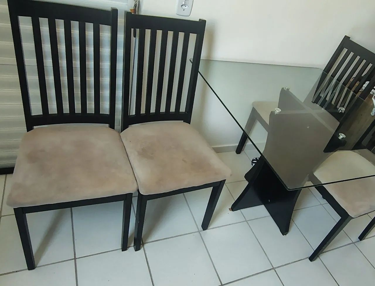 Vendo mesa de de madeira com 4 cadeiras - Foto 3