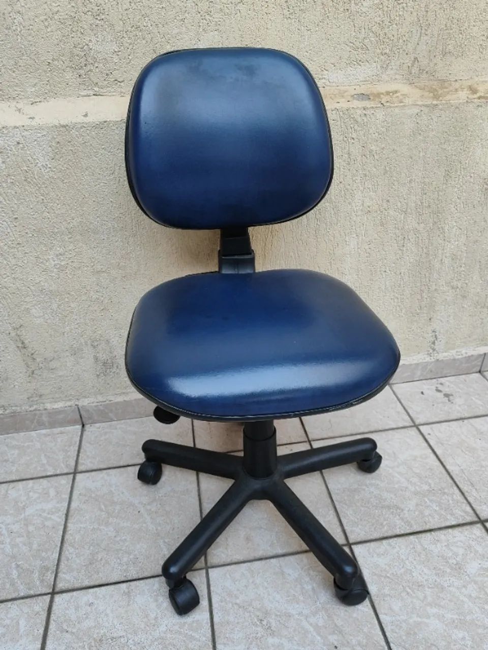 Cadeira Giratória Azul com Rodinhas Estofada Azul Couro