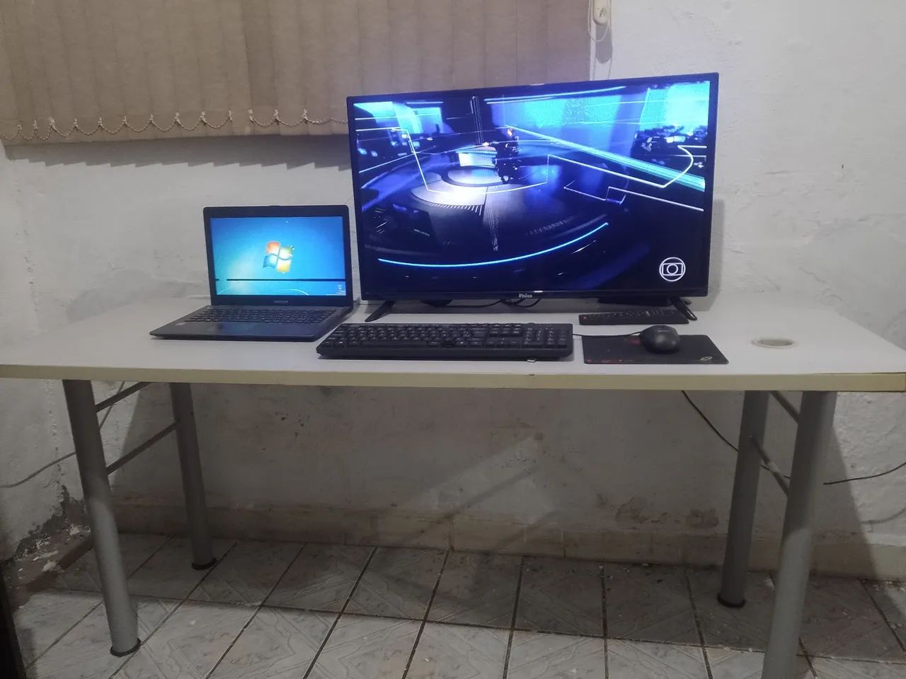 Vendo TV, notebook, Mesa (kit escritório, home office)