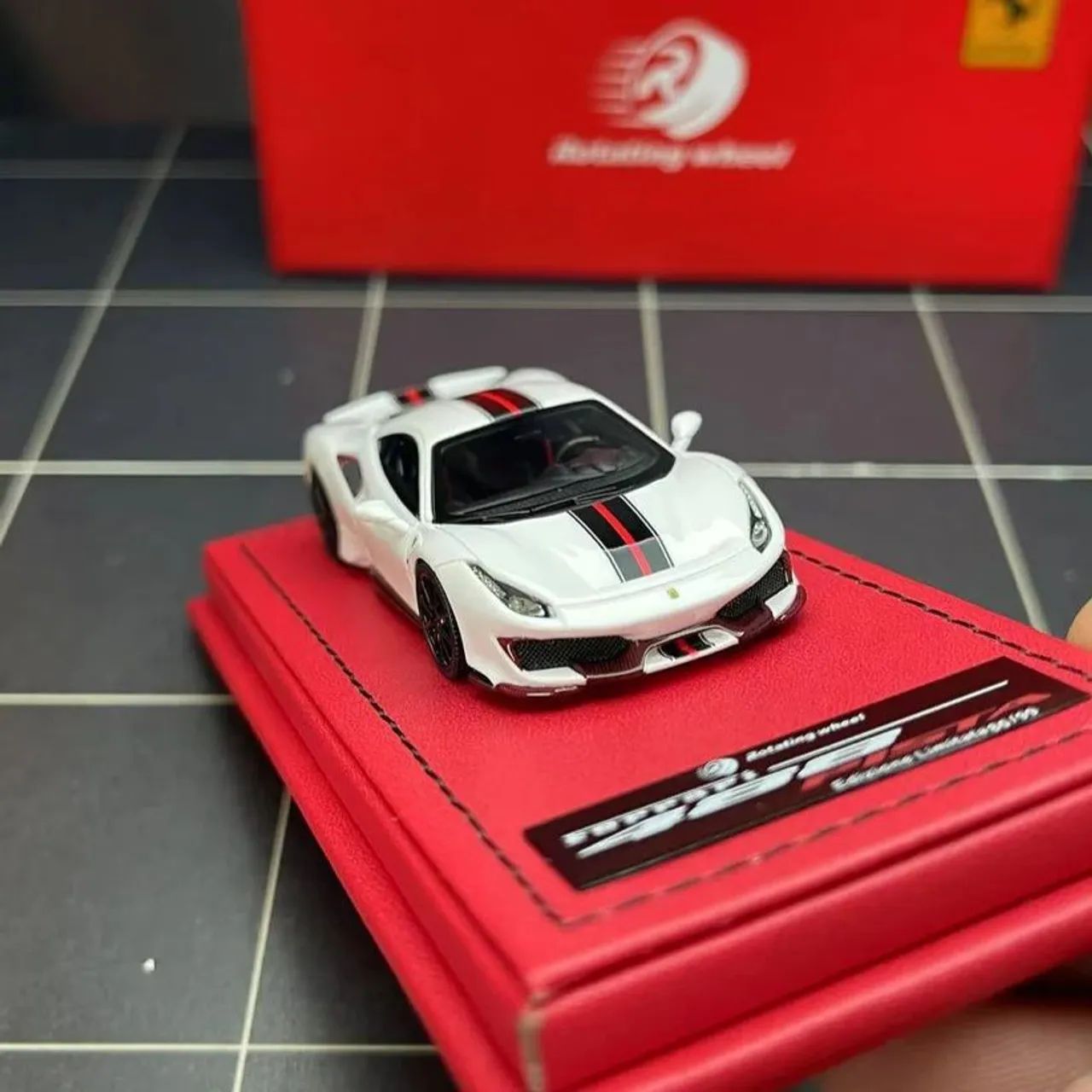 Ferrari 488 Pista Rotating Wheel 1:64 Edição Limitada 37/99 - Foto 3
