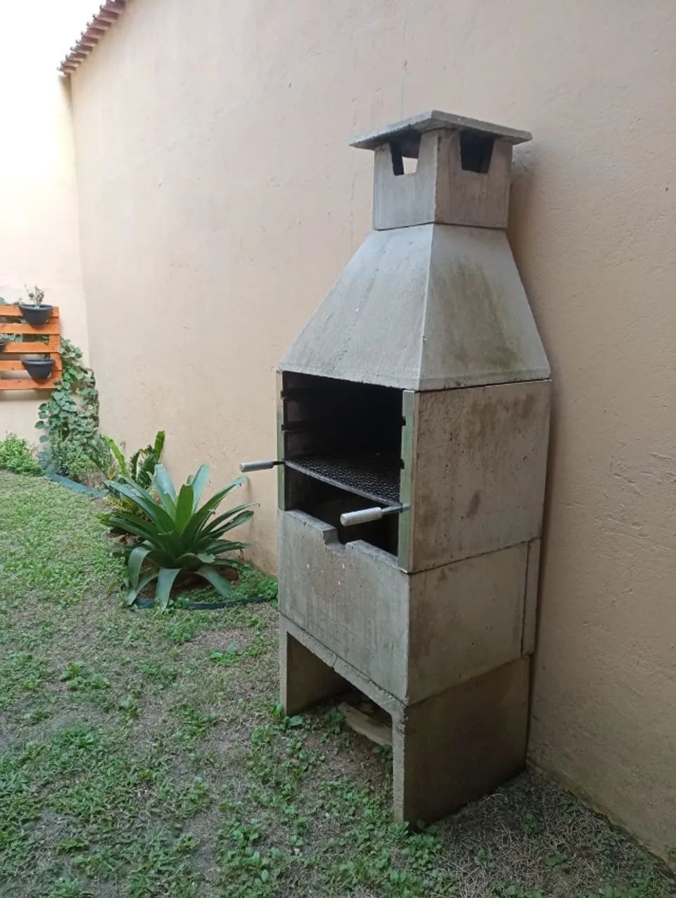Churrasqueira Pré-Moldada de Concreto com Grelha e Chaminé. Leroy Merlin - Foto 3