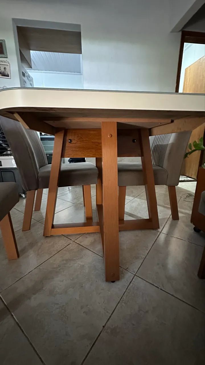 Mesa de jantar retangular branca com pés de madeira - Foto 3