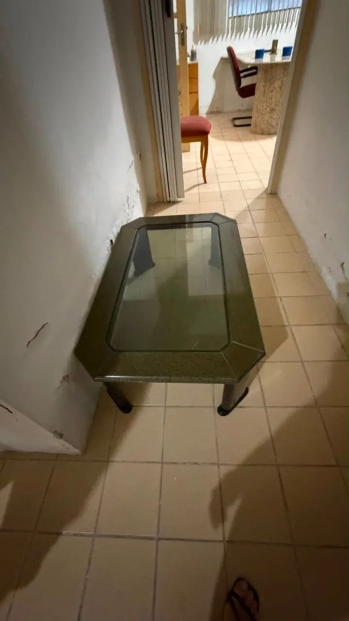 MESA DE CENTRO ELEGANTE EM GRANITO VERDE E VIDRO FUME - Foto 3