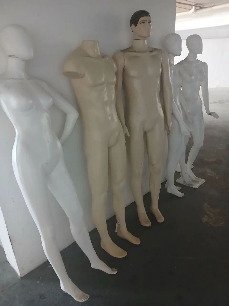 5 Manequins completos 2 masculinos e 3 femininos em branco e beje - Foto 3