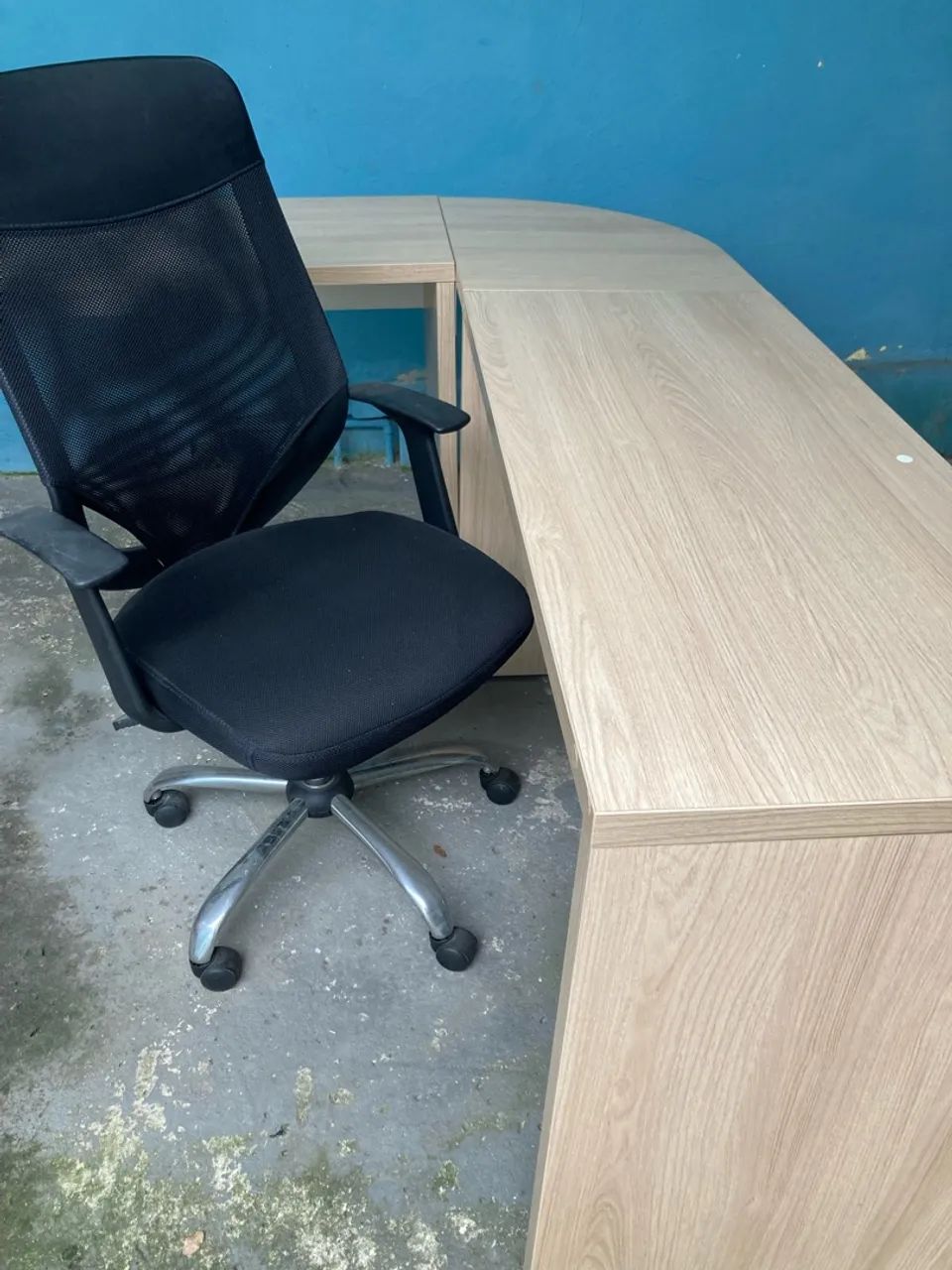 Mesa de canto e cadeira de escritório 
