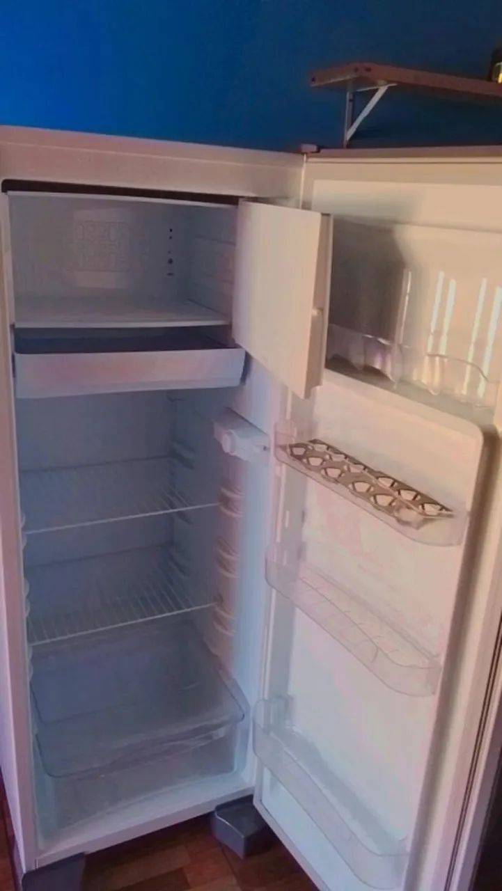 Vendo Geladeira Semi Nova - Foto 2