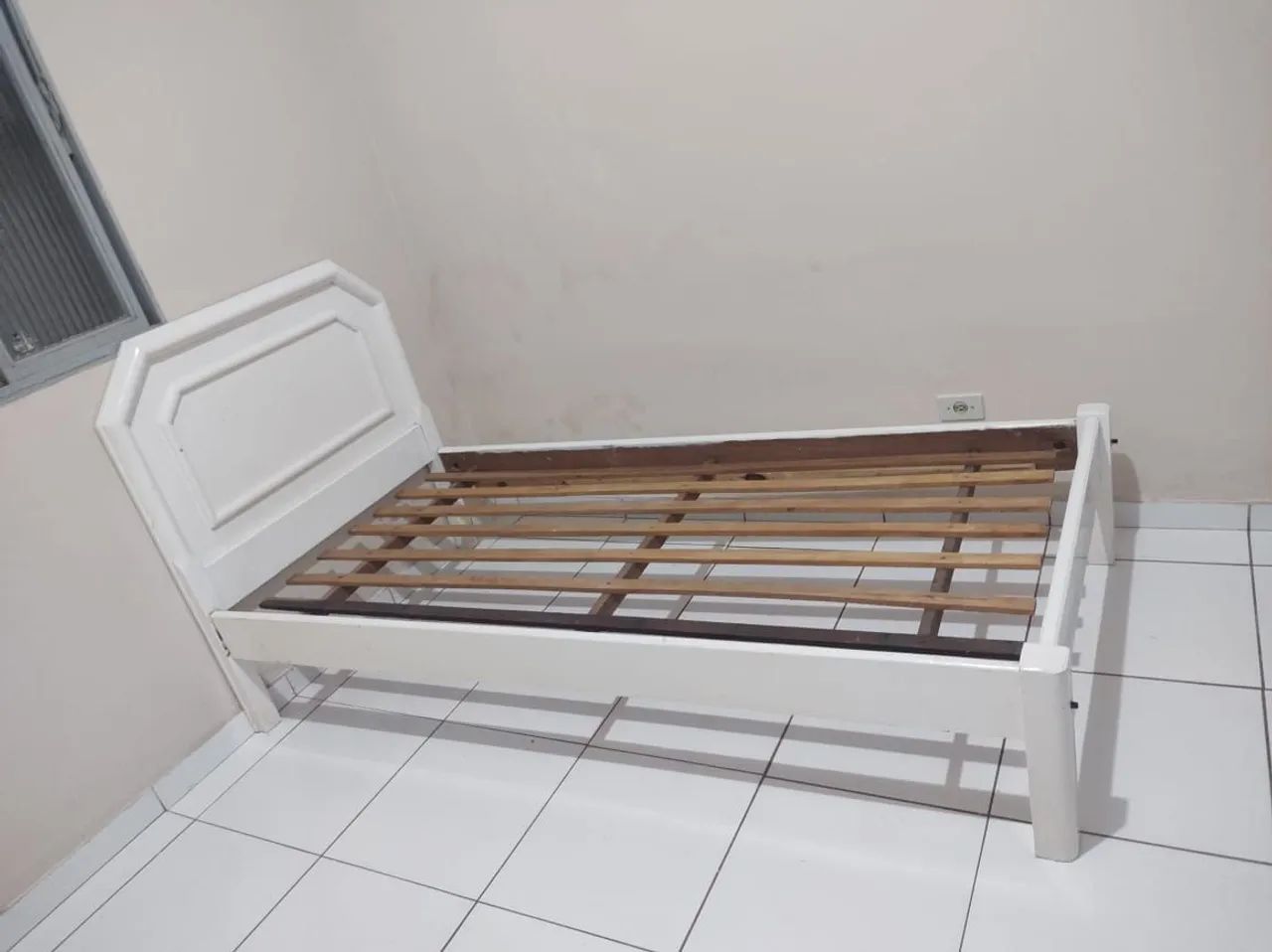 Cama solteiro de madeira sucupira 