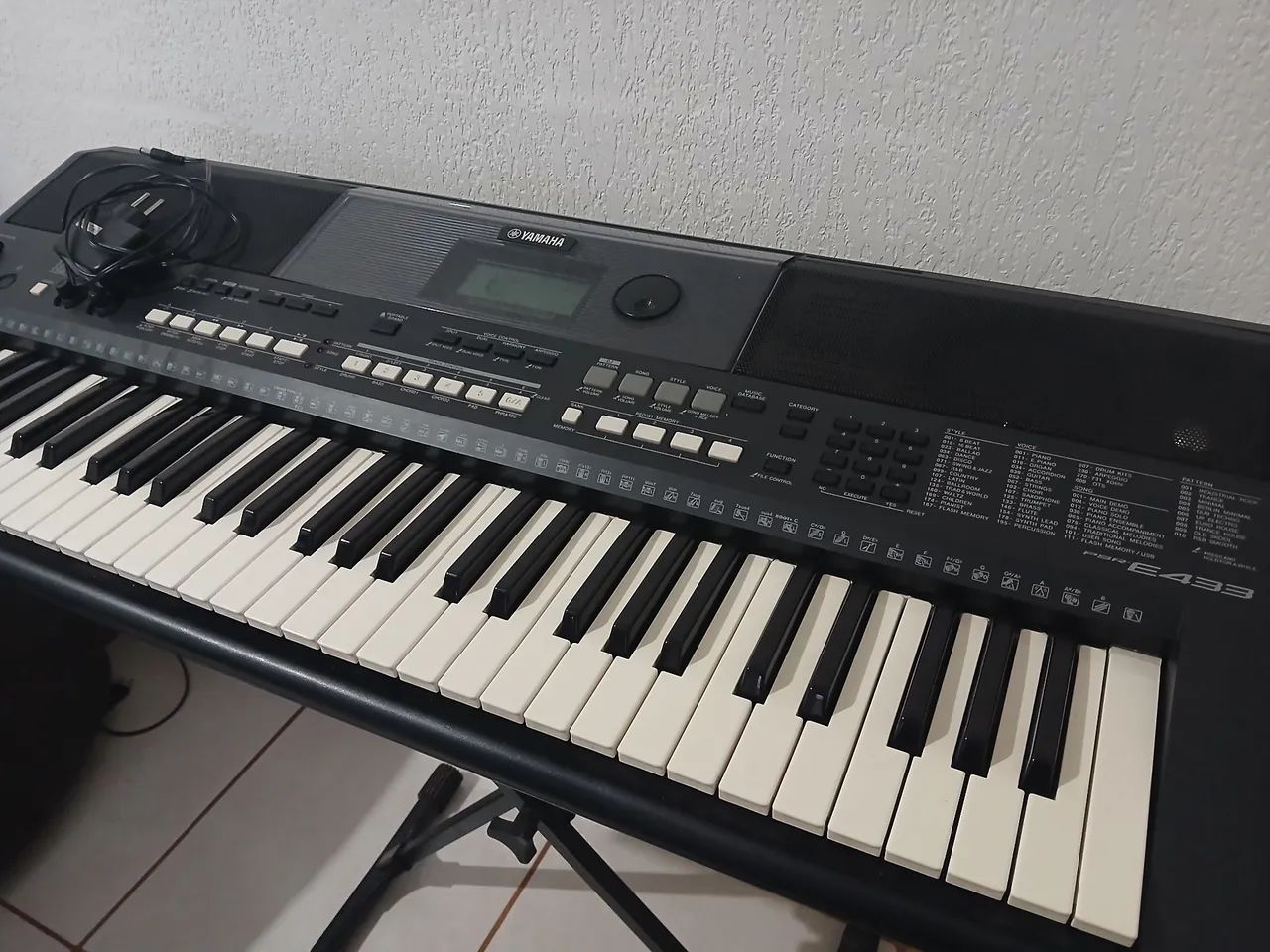 Teclado Yamaha PSR-E433 - Foto 2
