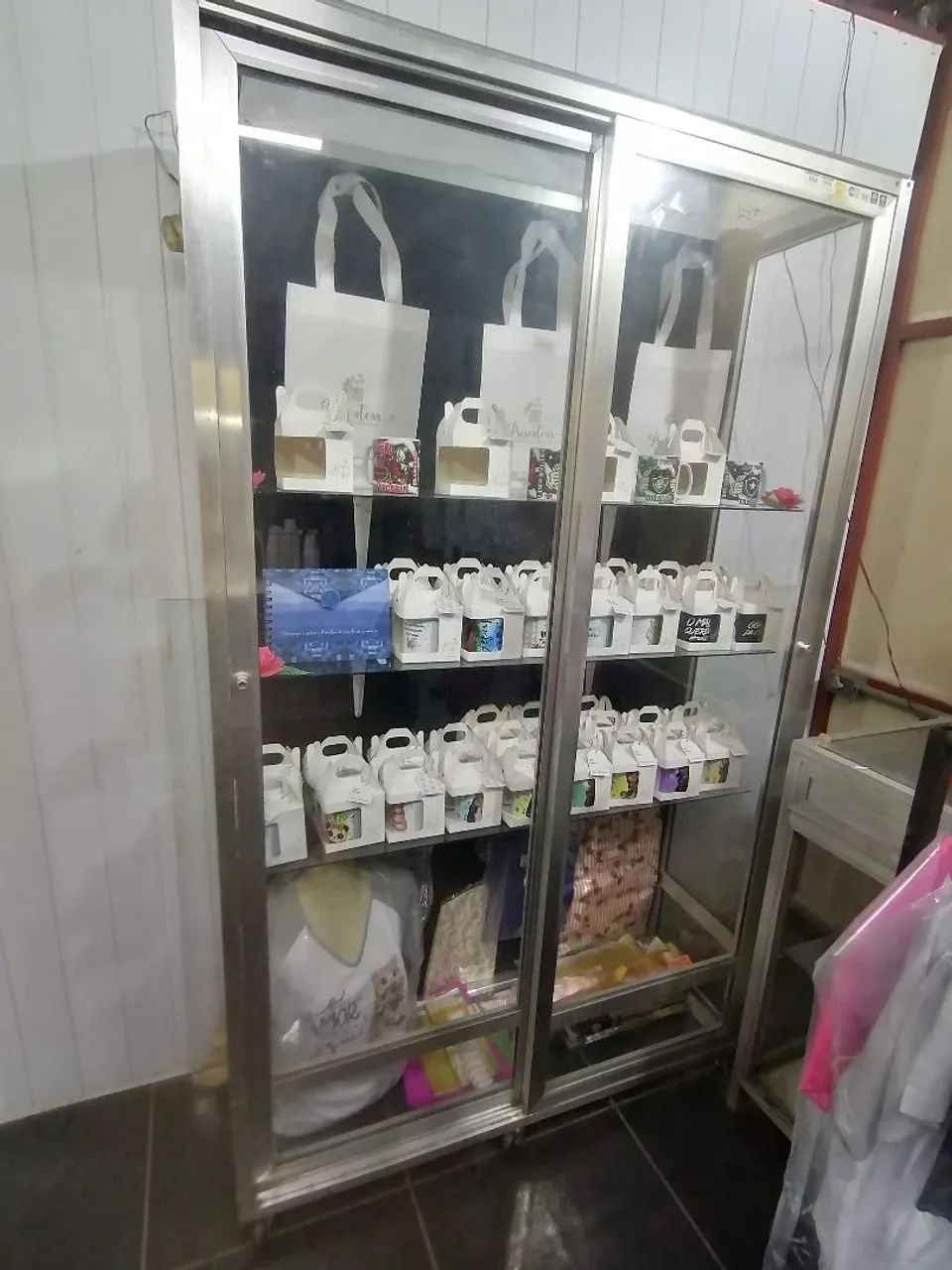 Vitrine de vidro com prateleiras  - Foto 3