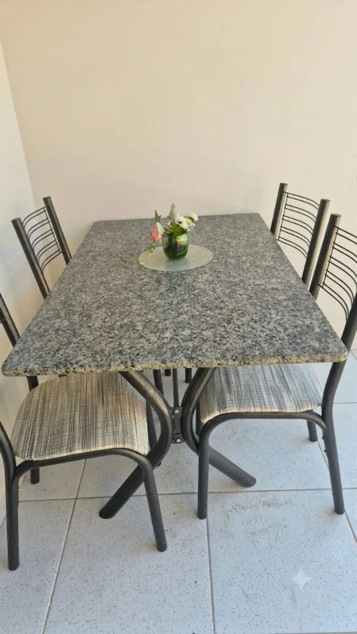 Mesa de Granito com 4 Cadeiras em Aço - Ótimo Estado!