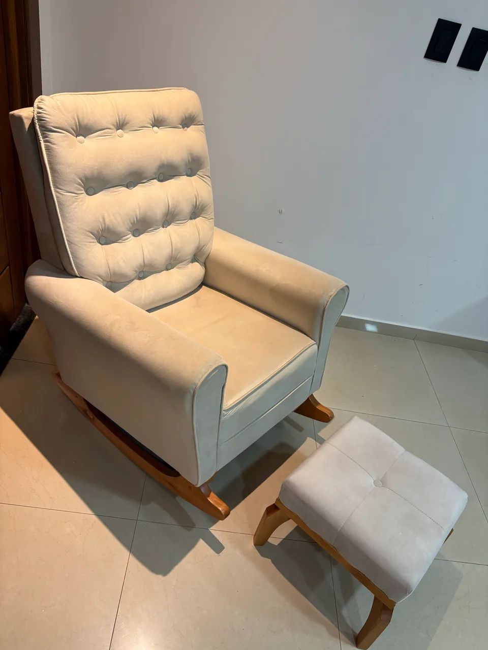 Poltrona de Amamentação com Balanço e Puff Off White - Ideal - Foto 2