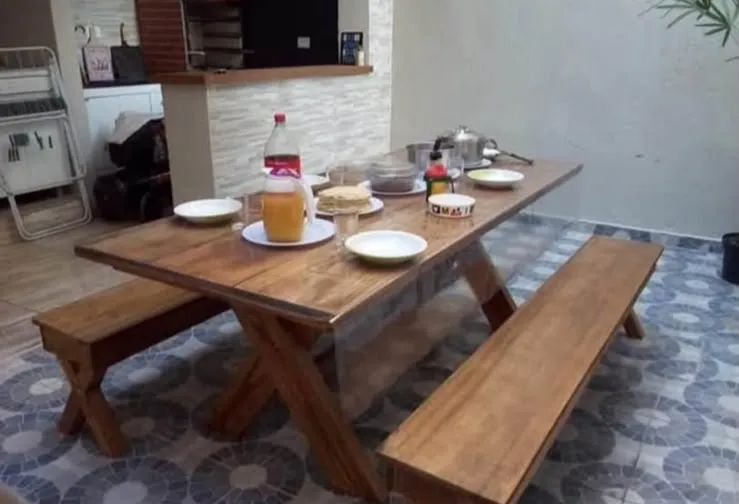 Mesa rústica de madeira com bancos maciça  - Foto 3