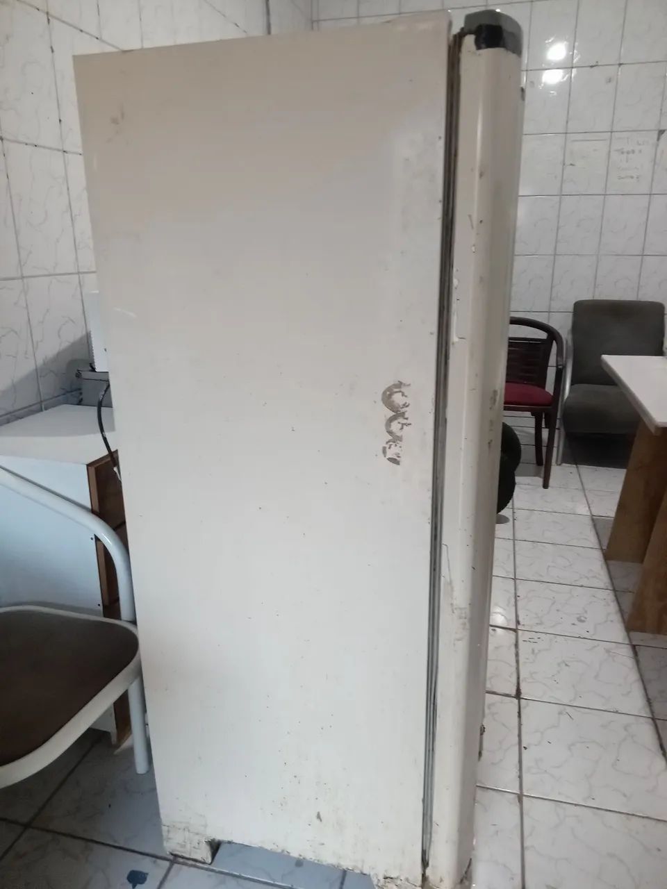 VENDO UMA GELADEIRA ESMALTECK USADA MAIS GELANDO BEM - Foto 5