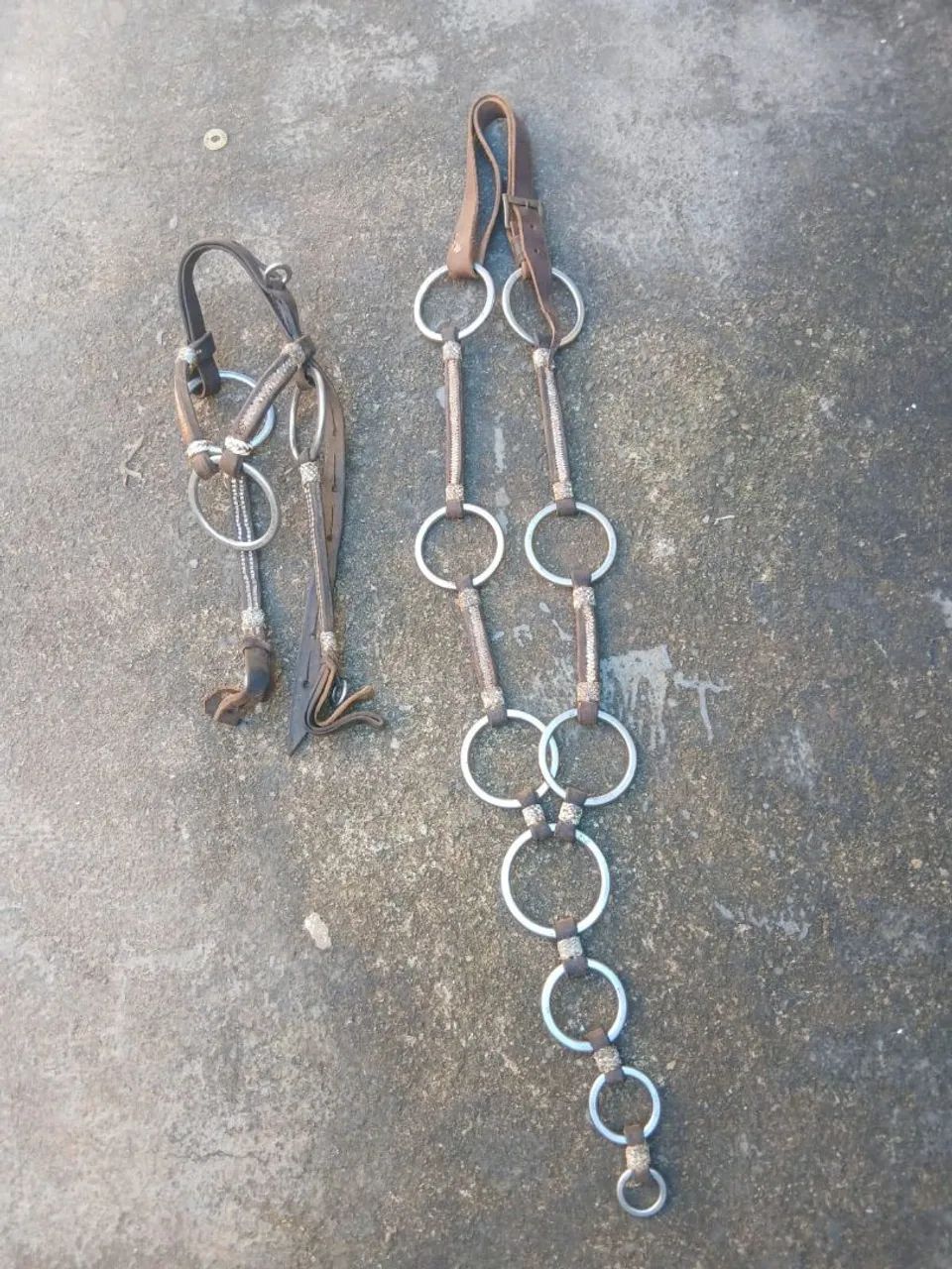 Vendo arreio , cabeçada e peiteira 