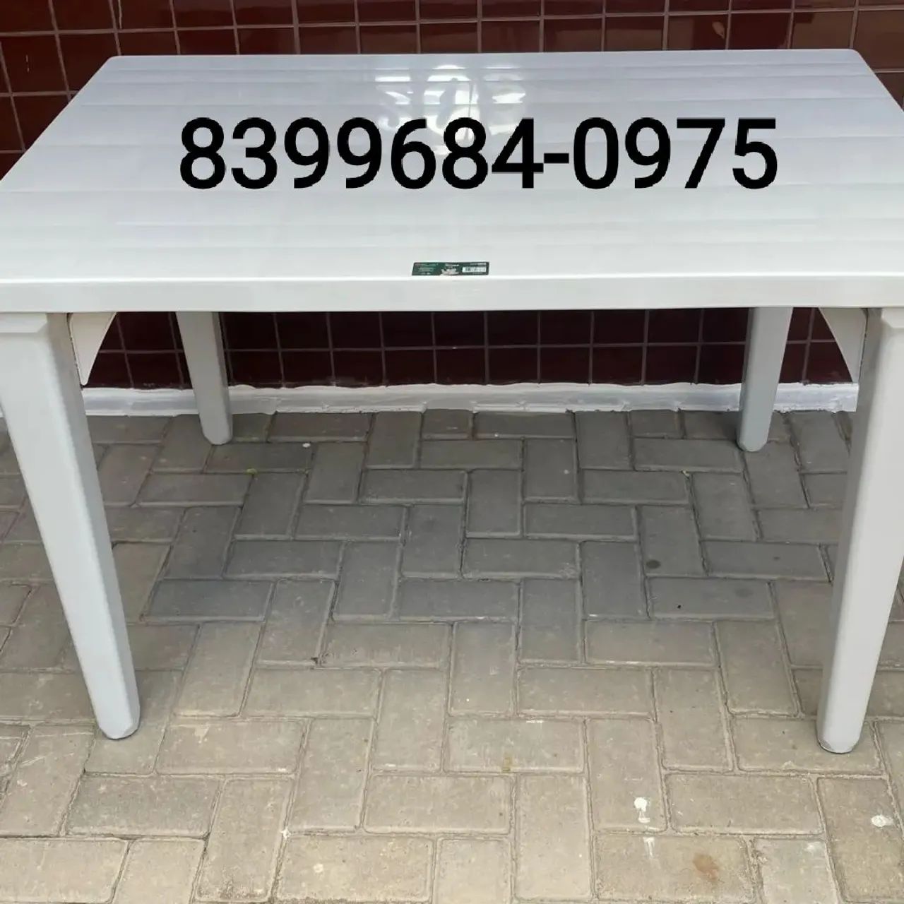 Mesa plastica desmontavel pra 6 cadeiras obs. Só a mesa. - Foto 2