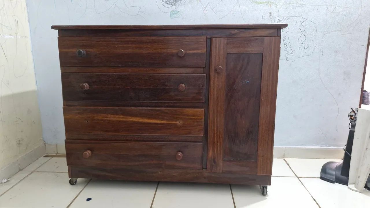Vendo Cômoda de Madeira.