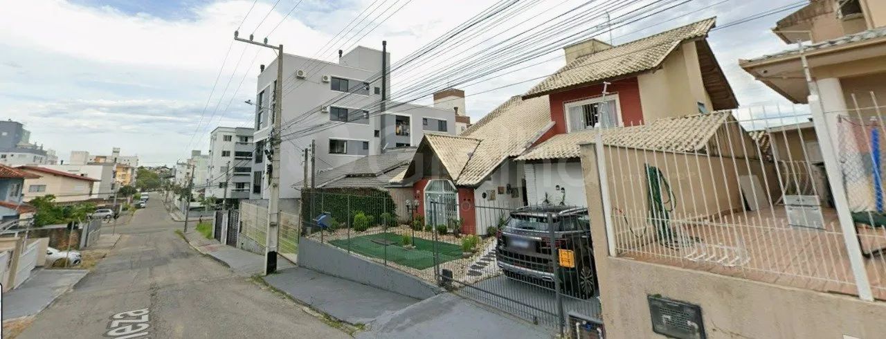 Casa de 4 dormitórios e piscina, no bairro Pagani - Foto 2
