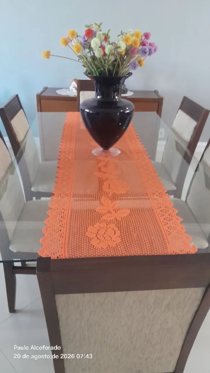 Mesa de vidro e madeira